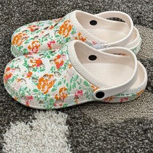 NEW. Floral Rubber Garden Clogs. Size 8.